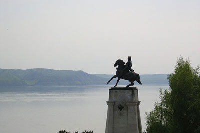 Памятник основателю города Василию Татищеву на берегу Волги в Тольятти